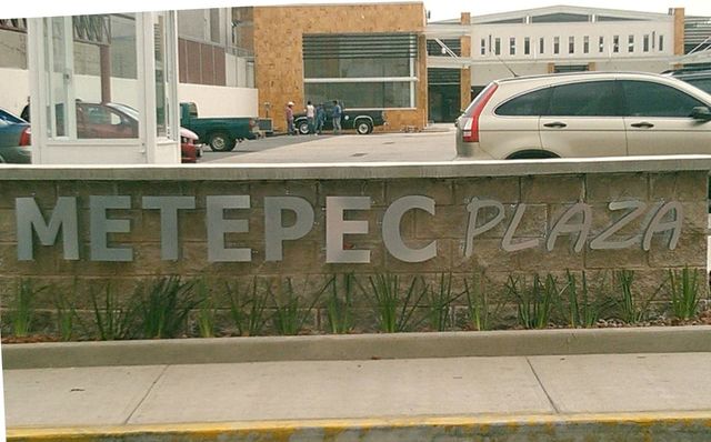 Plaza Metepec Letras 3d en aluminio cepillado plata INSTALADO EN METEPEC