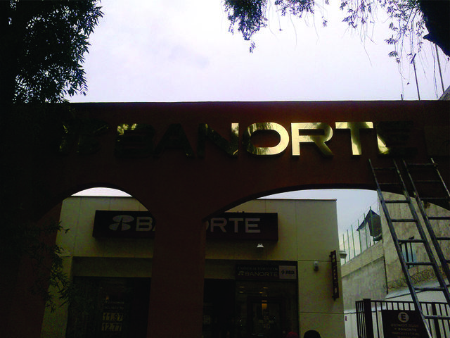 BANORTE Letras de caja en aluminio dorado