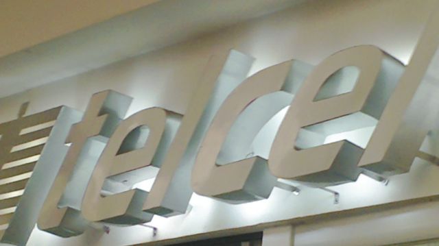TELCEL Letras 3d en aluminio cepillado plata con luz leds blanca