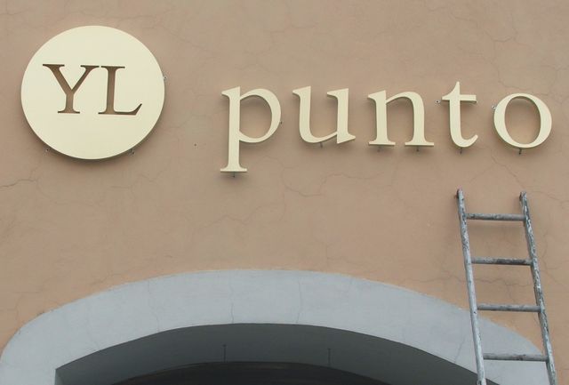 PUNTO Letras 3d en aluminio dorado INSTALADO EN PUEBLA