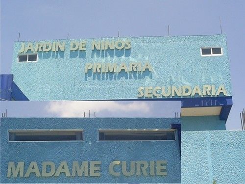 MADAME CURE letras en aluminio dorado INSTALADO EN CUAUTITLAN IXCALI