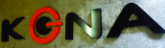 KONA logo en aluminio pintado