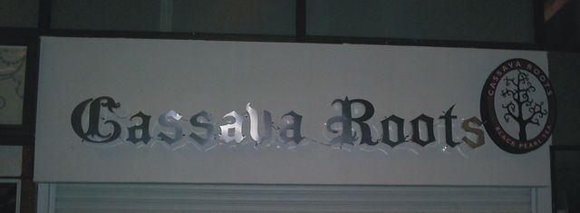 CASSAVA ROOTS Letras 3d en aluminio cepillado plata