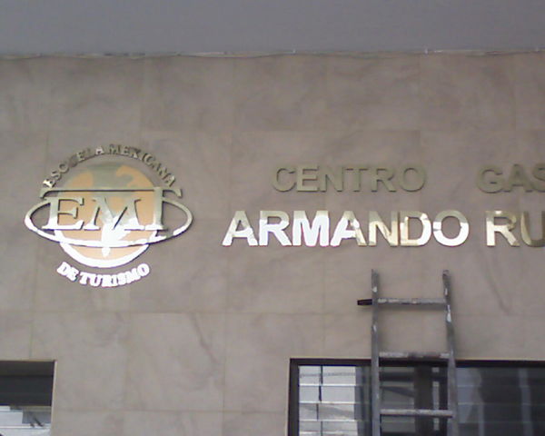 ARMADOR RUIZ en letras de aluminio dorado