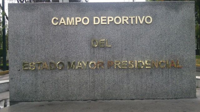 CENTRO DEPORTIVO letras de block en aluminio dorado