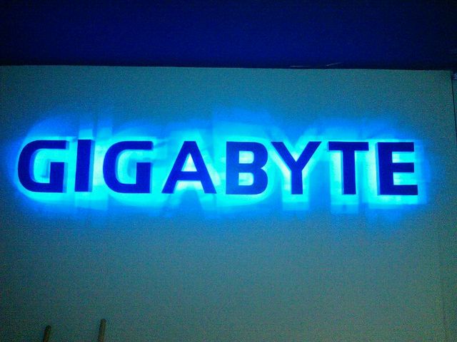GIGABYTE Letras 3d en aluminio cepillado plata con luz leds azul
