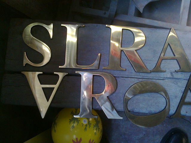 Letras en bronce