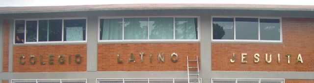 COLEGIO LATINO JESUITA en aluminio dorado INSTALADO EN CUAUTITLAN IXCALI