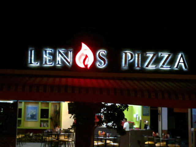 LEÑOS PIZZA Letras 3d en aluminio cepillado plata con luz leds blanca